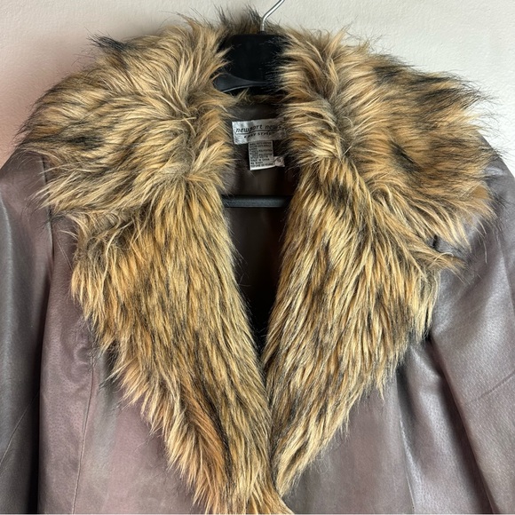 Newport News Women’s Easy Style Leather w/ Faux Fur Trim Jacket Sz Sm - Picture 2 of 10